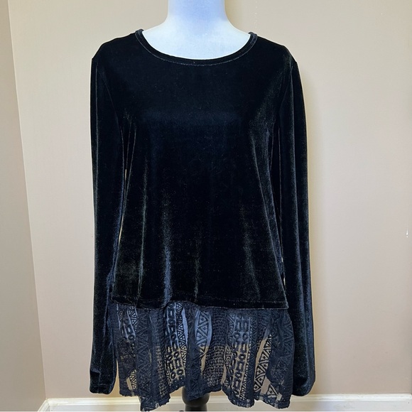 Signature Studio Women’s Black Velour & Lace Flared Sleeves Shirt. Size Large - Picture 5 of 9